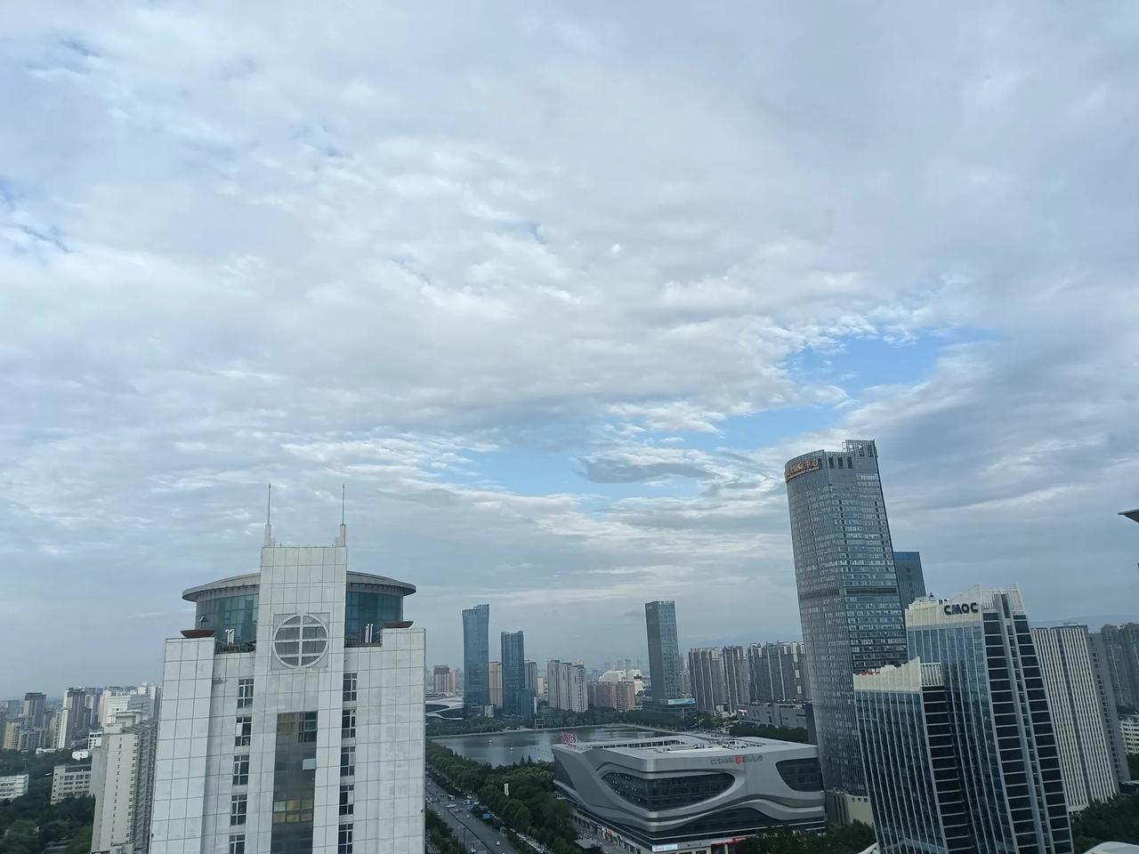 周一(707)上午收盘，创业板跌得最多，跌了1.25%，沪深还算稳定。
咱们这边