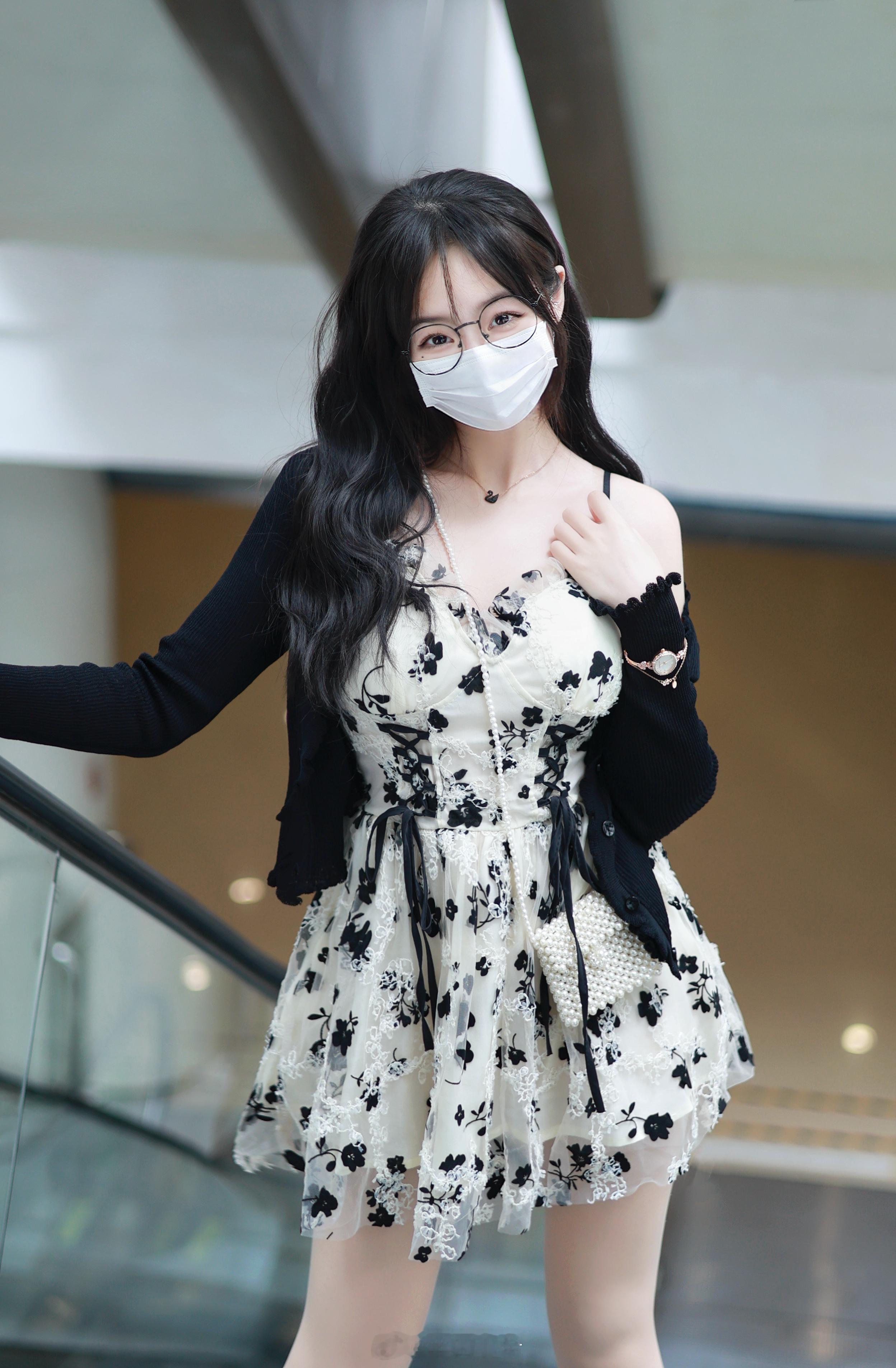 你一句讨厌美女自卑写满了我的脸上 ​​​