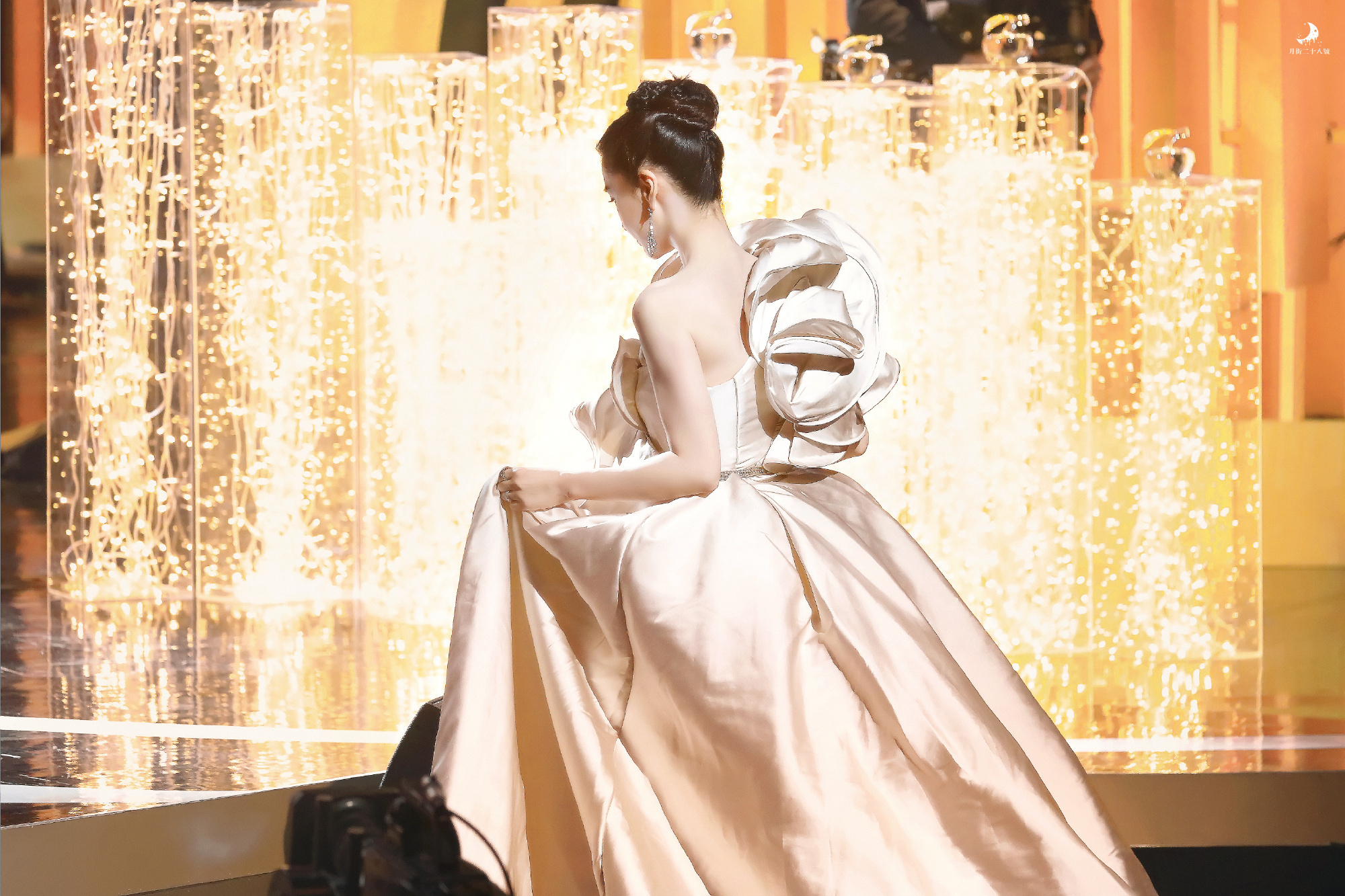 angelababy angelababy "枫叶飘向九月的乡野，我怀揣着心动与