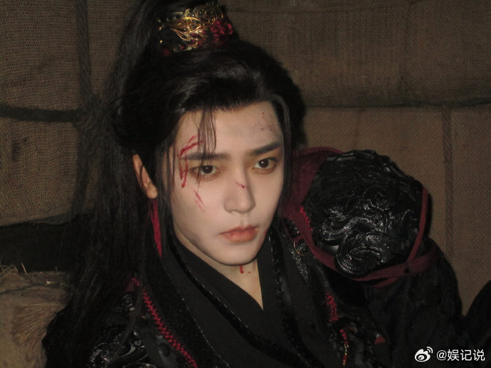 侯明昊 挑战和萧无衣对视 直面萧无衣的目光，瞬间被浓郁的氛围感包围。侯明昊精准拿