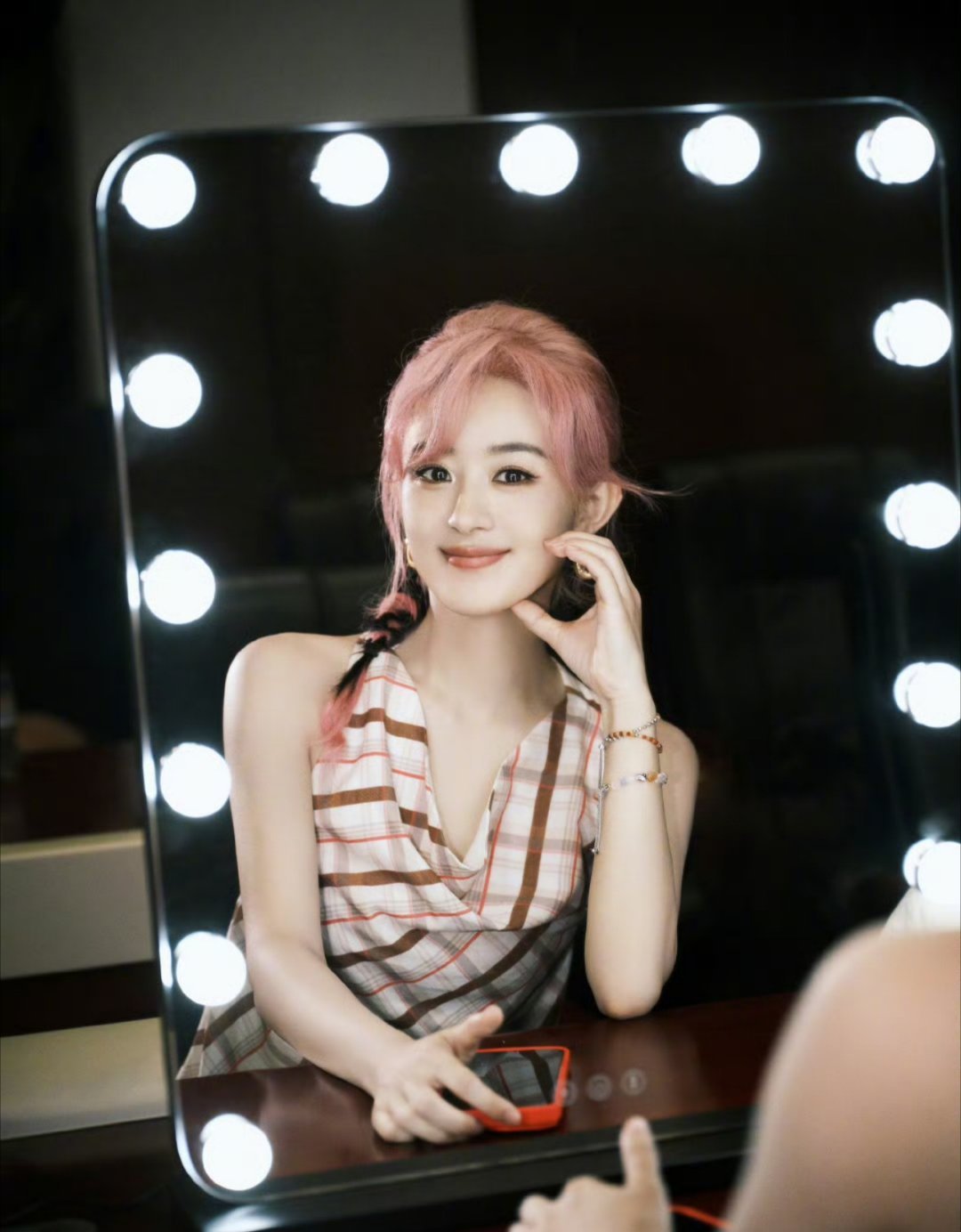 纪梵希美妆 赵丽颖 期待纪梵希首位彩妆全球代言人赵丽颖[笑哈哈]合作愉快[哈哈]