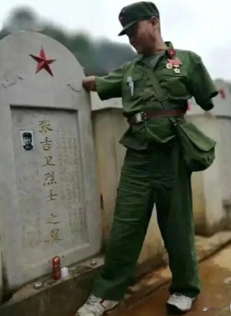 泪目！
无臂老兵用胳膊亲拭张吉卫烈士的墓碑，他的眼睛盯着烈士遗照，伫立良久……
