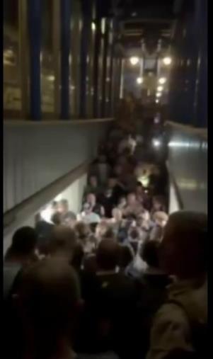 乌克兰基辅民众躲避导弹袭击发生推挤冲突与谩骂事件
    今日凌晨，俄罗斯空天军