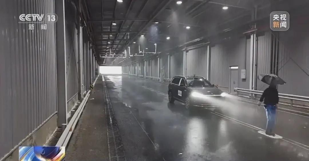 国内首个雨天AEB测试在成都测的，也就是自动紧急刹车系统在雨中模拟场景[666]