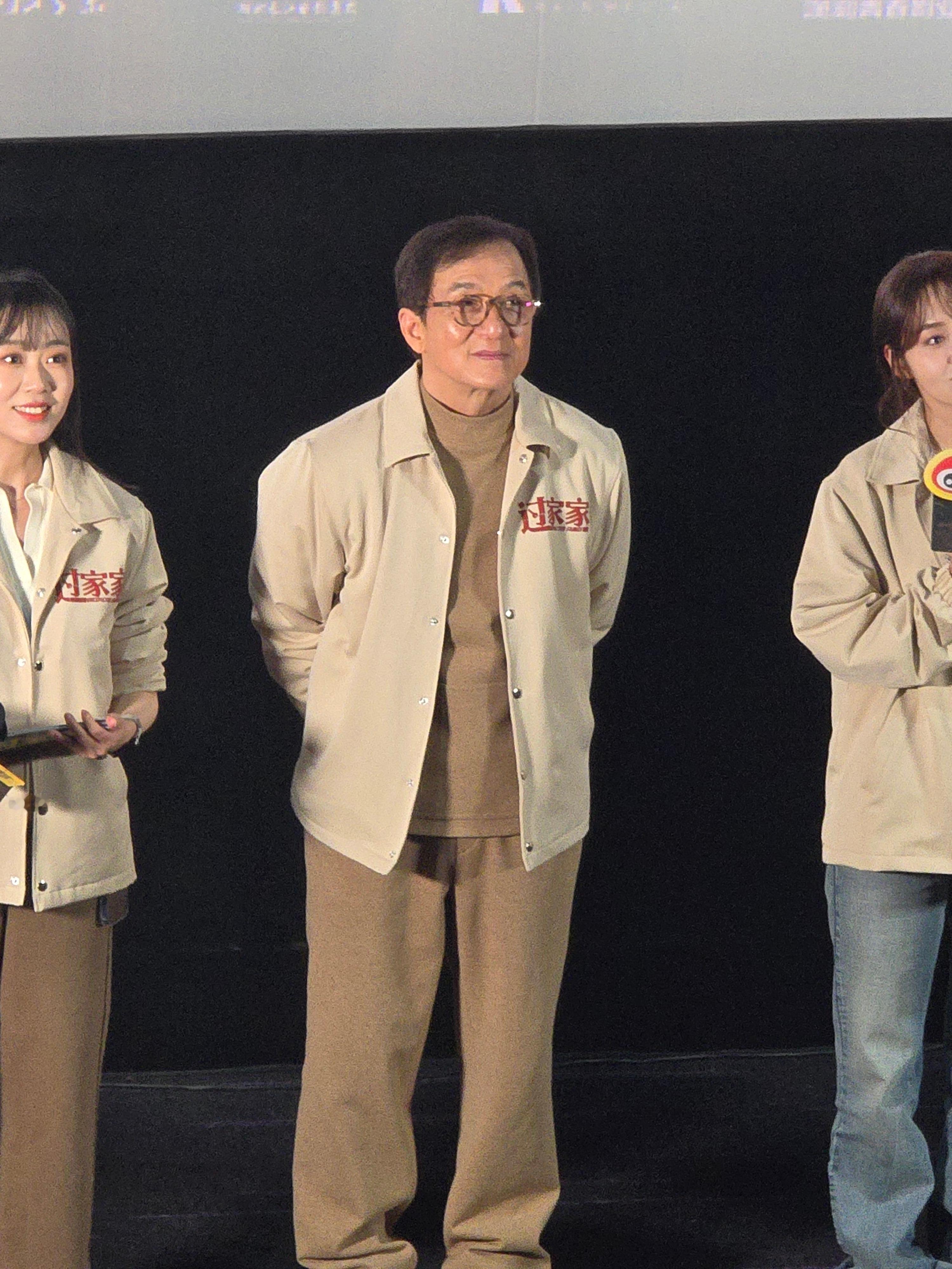 《过家家》首映影评：成龙卸去拳脚，用生活戳中人心最软处这部让成龙“放下拳脚”的作