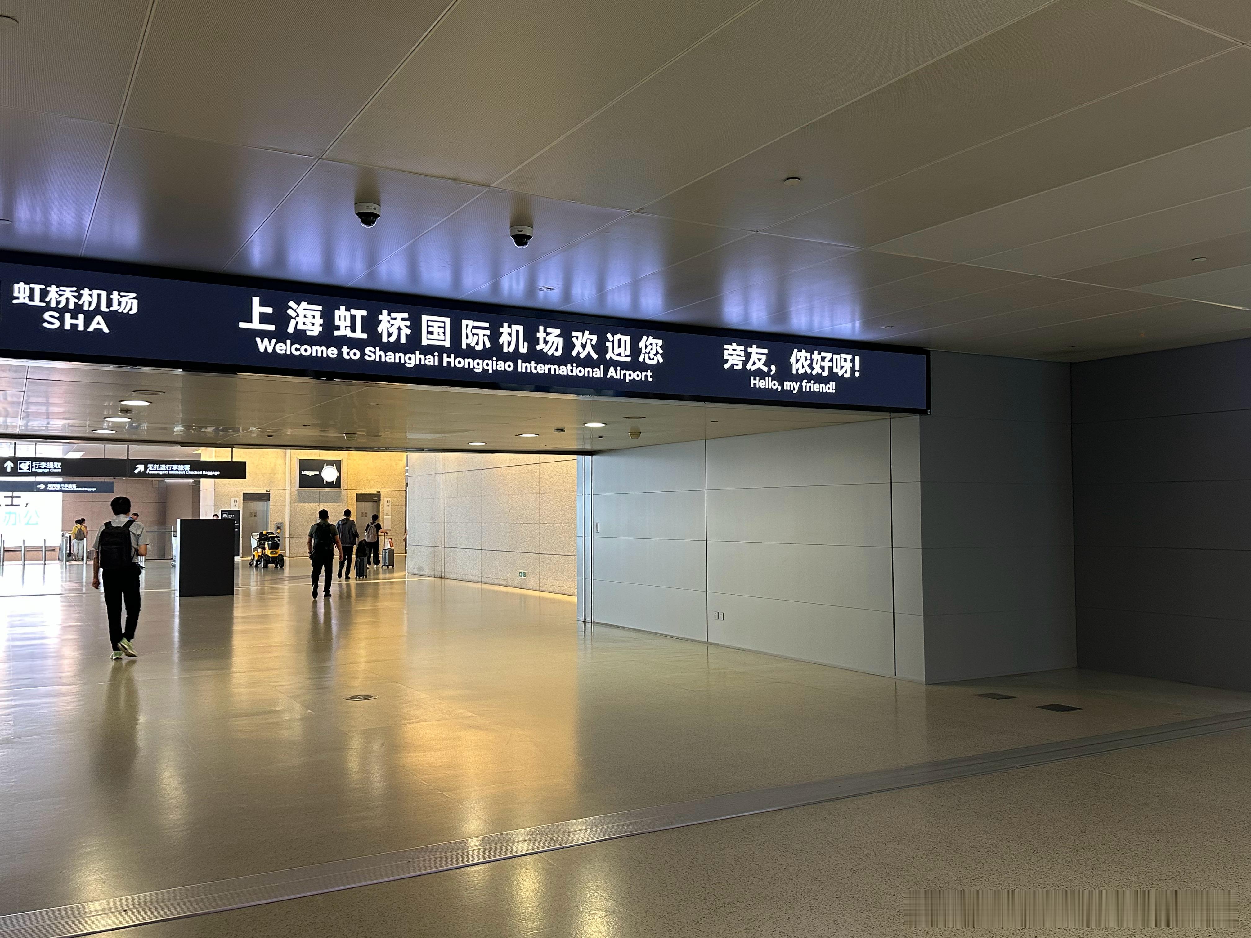 飞机停在了T1，摆渡车20分钟才又开到T2显示屏上“旁友，侬好呀！”突然觉得这个
