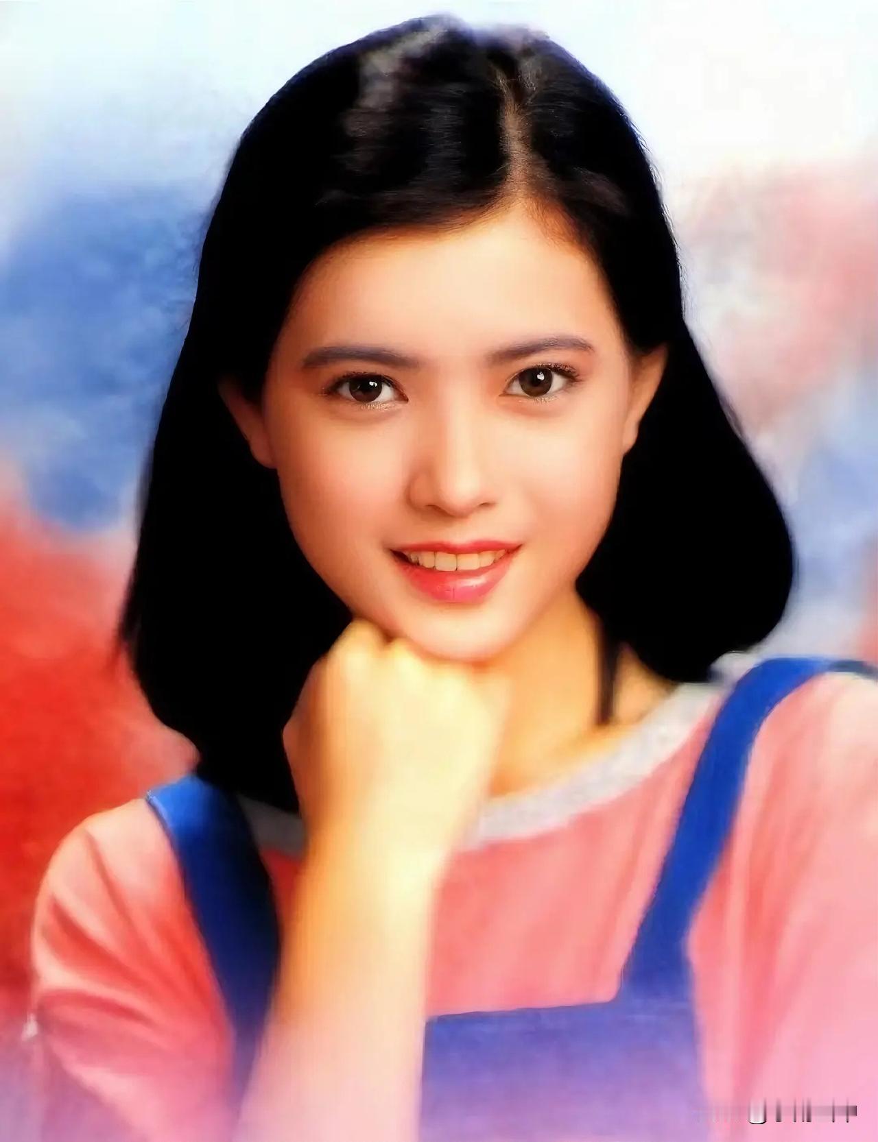 穿牛仔背带裤的蓝洁瑛，清新甜美有活力！