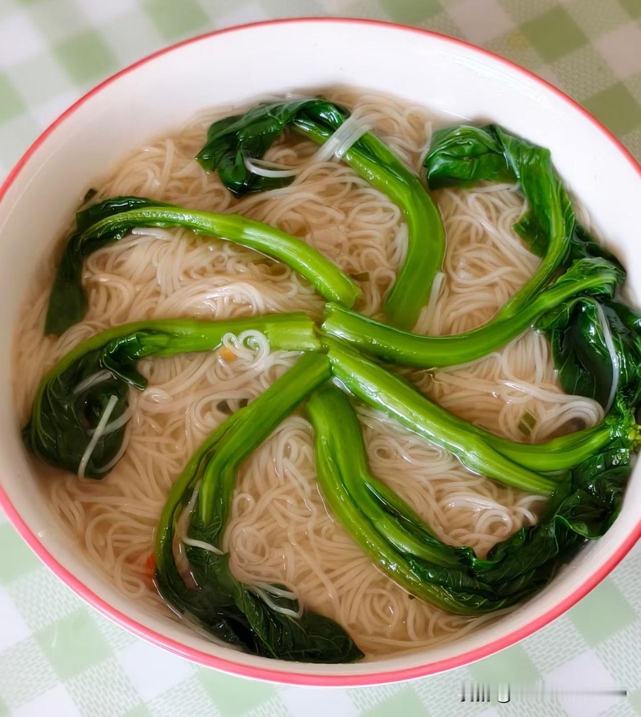 晒出每日美食早上的美食是自己做的面条，混汤的，放了一根青菜，出锅后点缀一下，是不