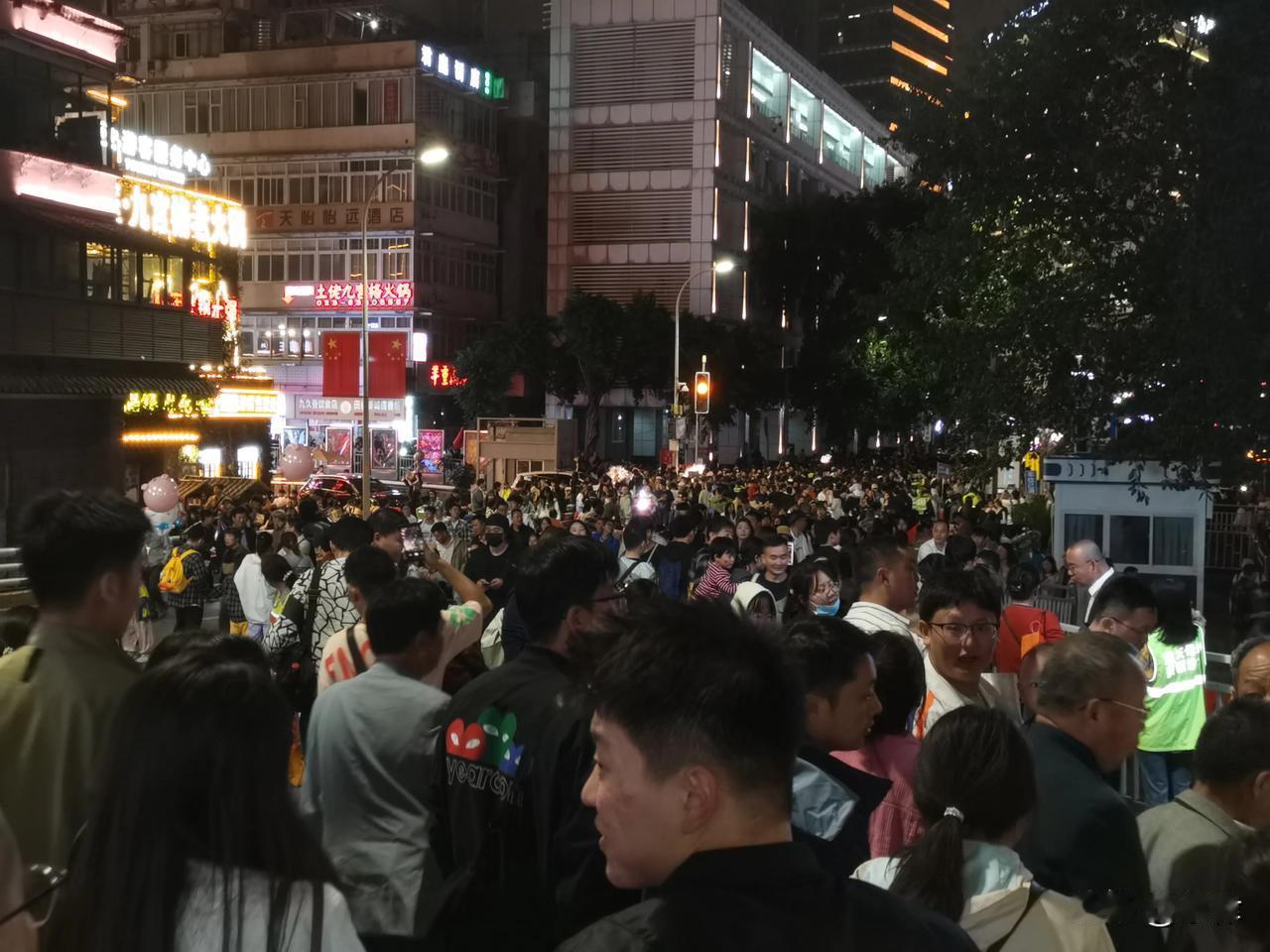 重庆国庆节之夜，气温骤降，夜景璀璨，人潮汹涌
重庆国庆期间气温骤降，但游客热情不