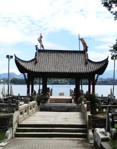 方圆天地，为头条联友对联：
鸟鸣杨柳岸，
雨落烟波亭。