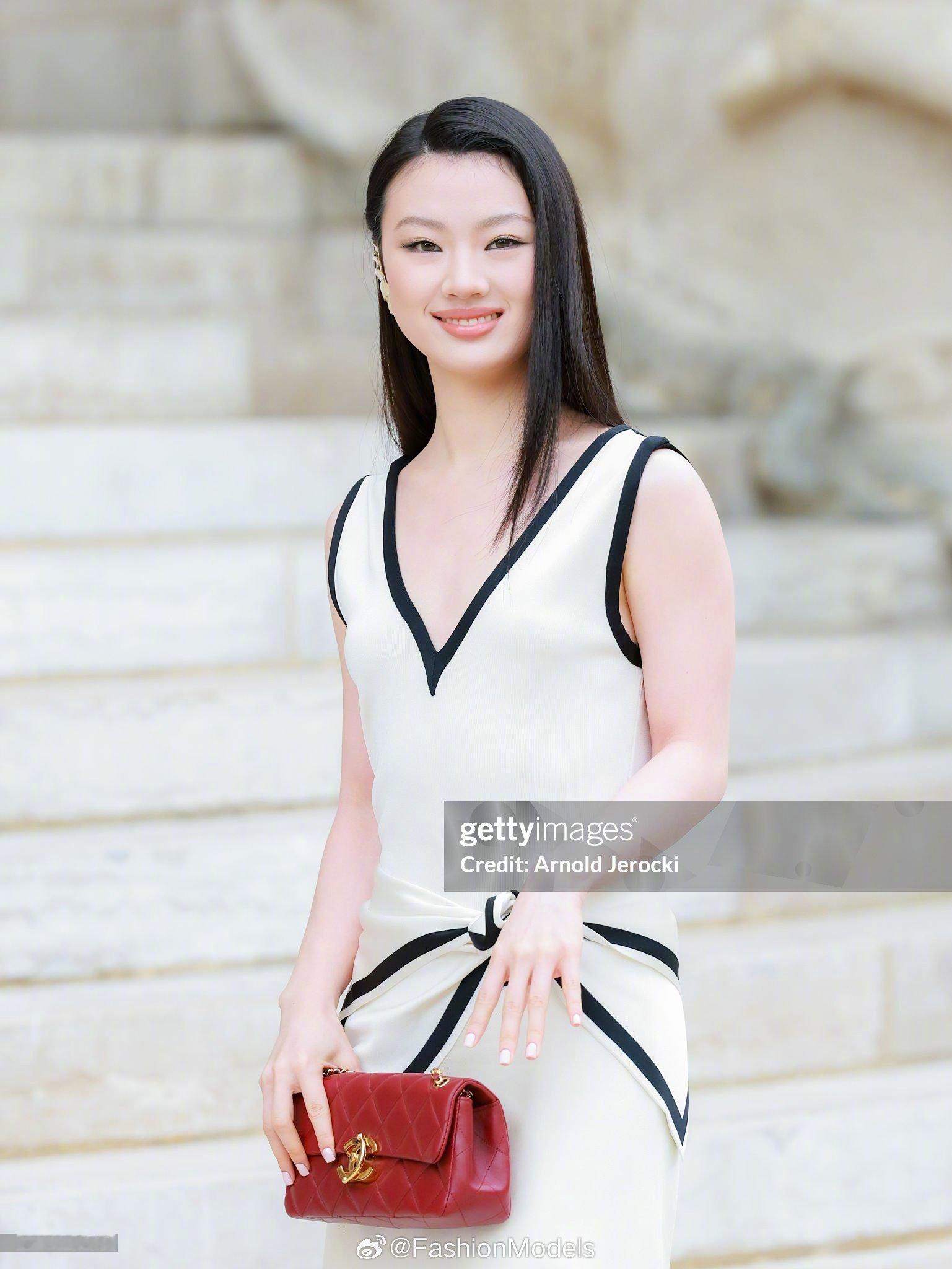 单依纯身着简约的CHANEL早春系列连衣裙裙，亮相品牌 2026秋冬高级定制系列