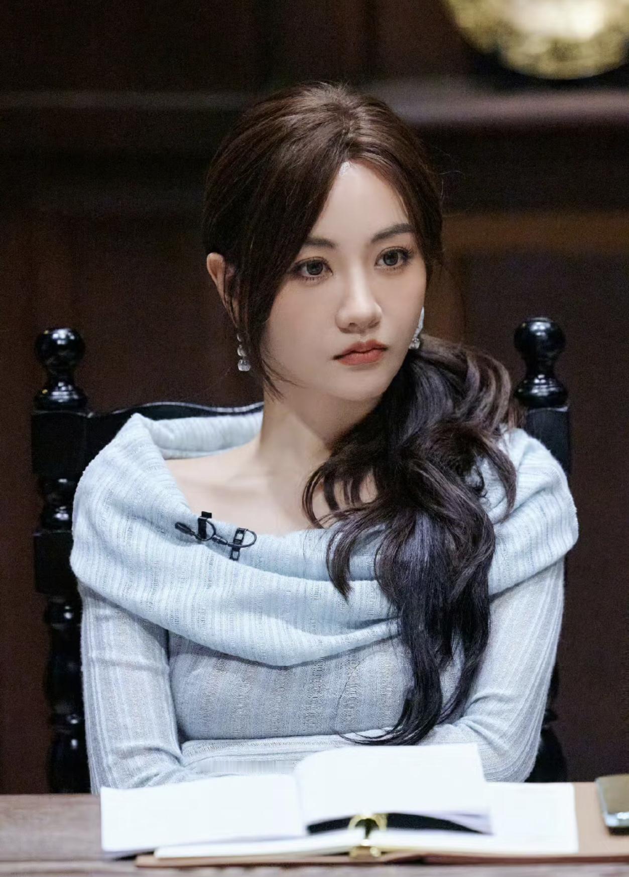 何老师一句话把杨蓉钓成翘嘴何老师高情商发言名场面来袭！简单一句贴心夸赞，瞬间拿捏