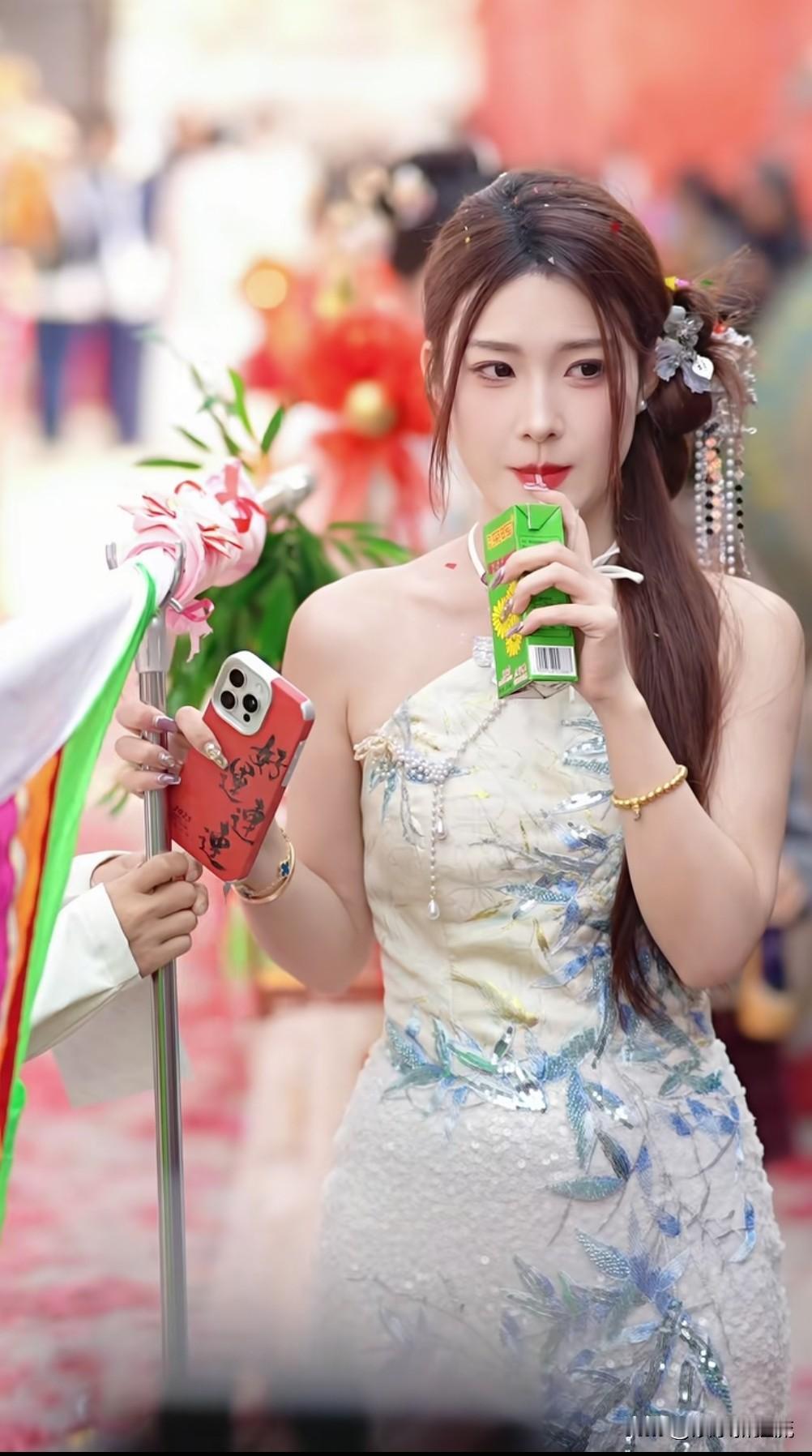 百万粉丝网红黄丹丽，来自于潮汕地区，是推动当地民俗文化的代表人物，也是一名著名的