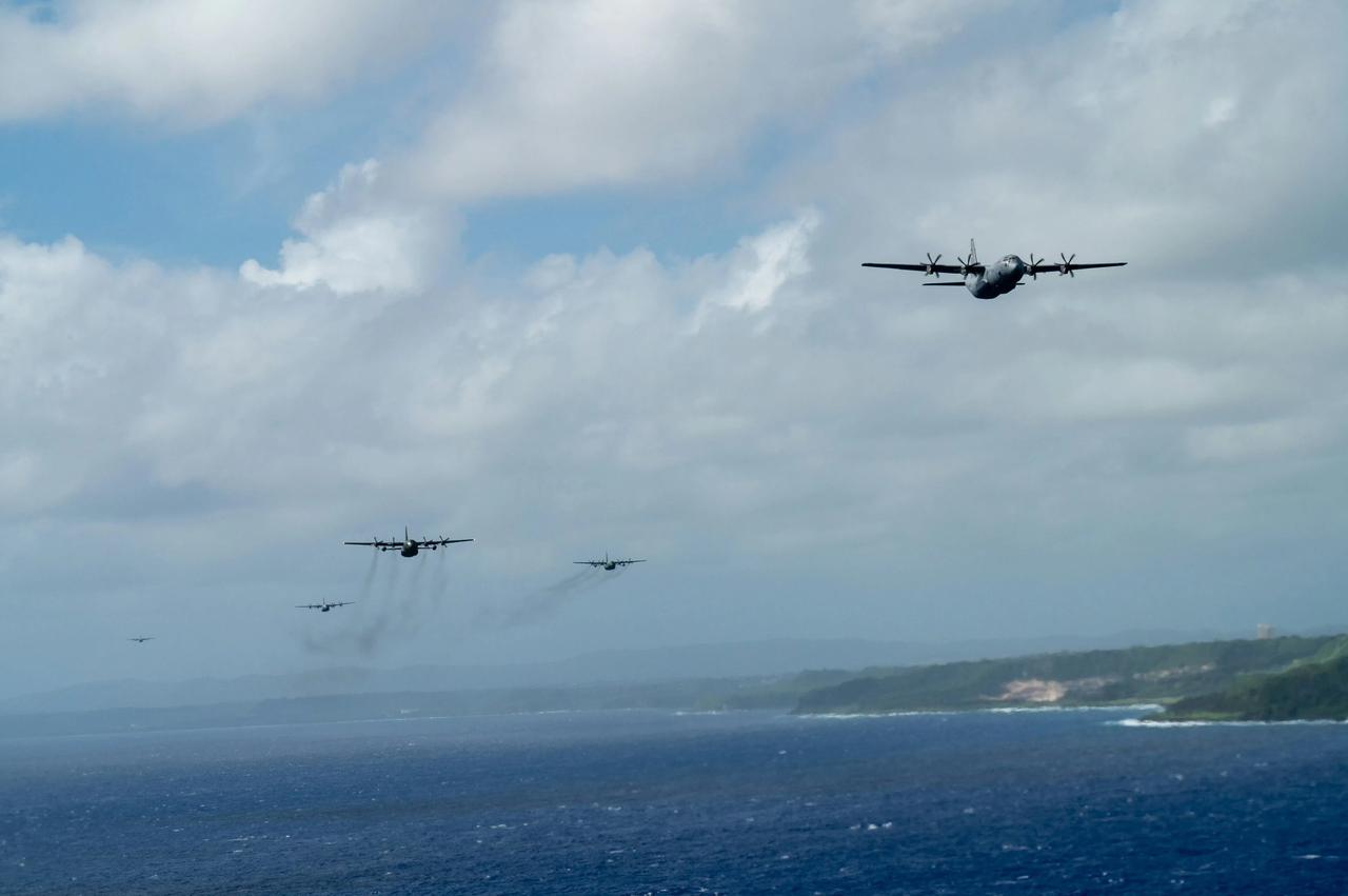 美国C-130J “超级大力神 ”和 C-130H “大力神 ”飞机编队一起飞越