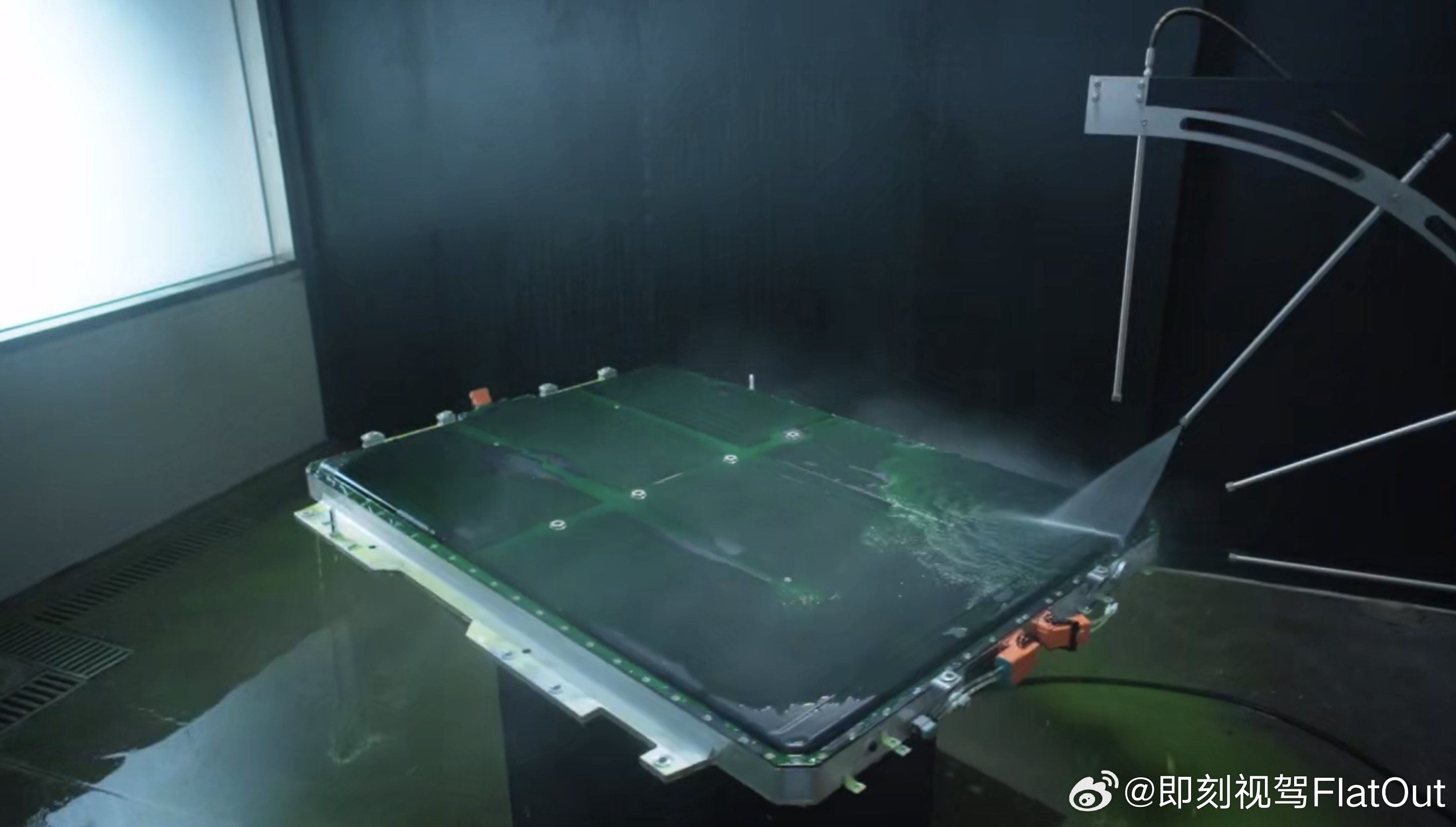 汽车媒体的日常讲三电通常是讲电池、电控、电机因为结构优化而呈现出来的参数领先，从