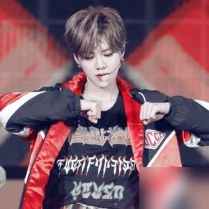 谁敢信？曾经统领全亚洲审美的鹿晗和黄子韬，竟然集体“跌落神坛”了。
 
32岁的