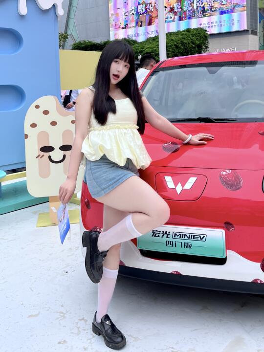 小胖在线下参加活动咯