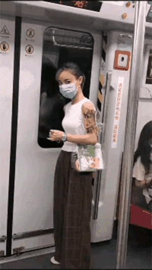 美女，我看上的不是你的钱啊，你不要那么激动好吧。
其实我…………
就是想看看你的