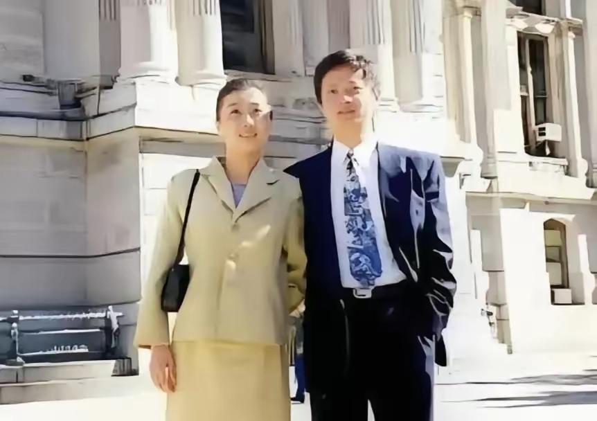 在美国新泽西，曾经有一对被华人圈十分羡慕的夫妻。妻子李天乐北大化学系毕业，丈夫王