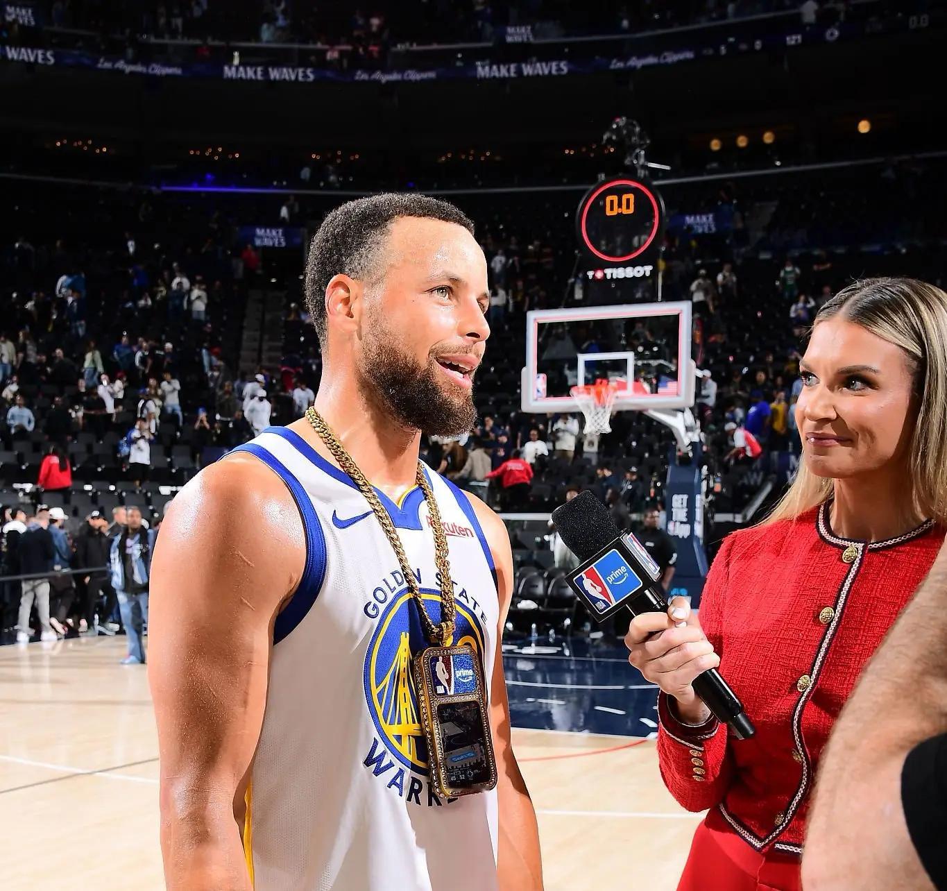 库里佩戴“关键球员”纪念项链接受赛后采访勇士淘汰快船库里就是三分的神库里金州勇士