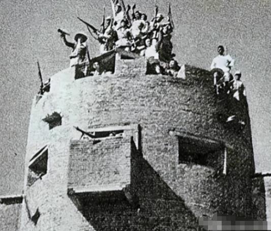 1944年，日军躲在炮楼内，八路军久攻不下，一老农路过，扫了一眼炮楼，却说：“简
