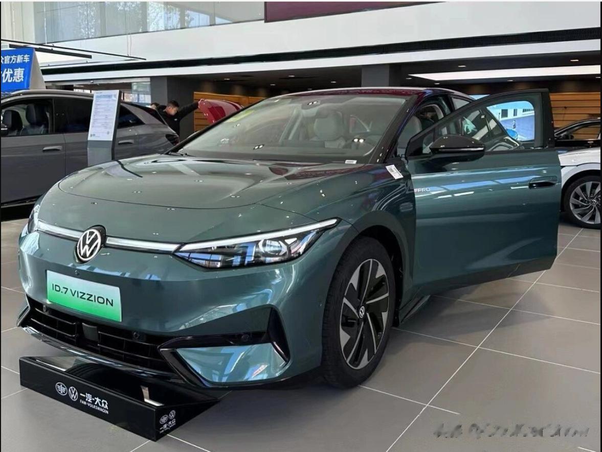 一汽-大众ID.7 VIZZION正式上市并开启交付。这款车定位纯电动中型轿车，