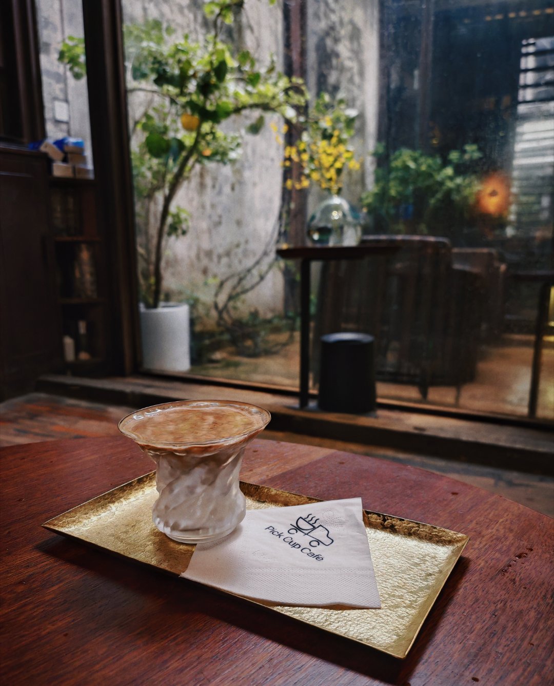 今天探店朋友新开的咖啡馆☕可以带你们去拍写真，情侣婚纱照哦📸氛围超棒的！日常分