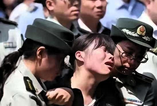 陕西西安，一女子和丈夫离婚后，狠心抛下6岁的儿子离开了，男子选择了再婚，婚后，这