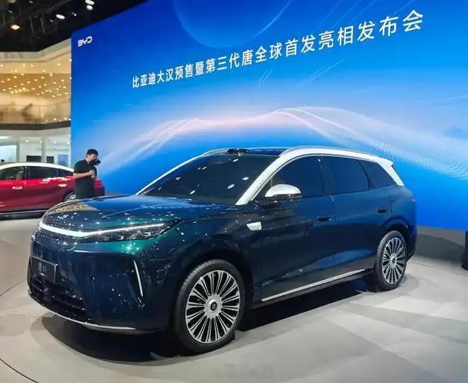 【比亚迪第三代唐亮相成都车展】比亚迪第三代唐纯电续航850公里成都车展首日，比亚