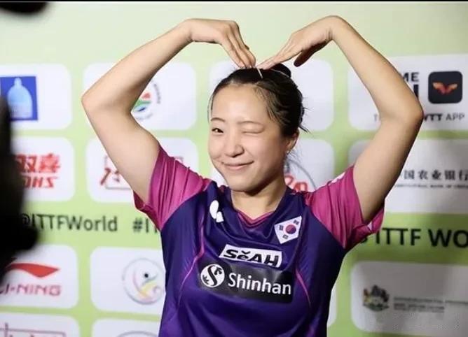 在下个月平昌亚锦赛上的女乒球员参赛海报上，首先女乒核心陈梦没有占据C位，世界第一