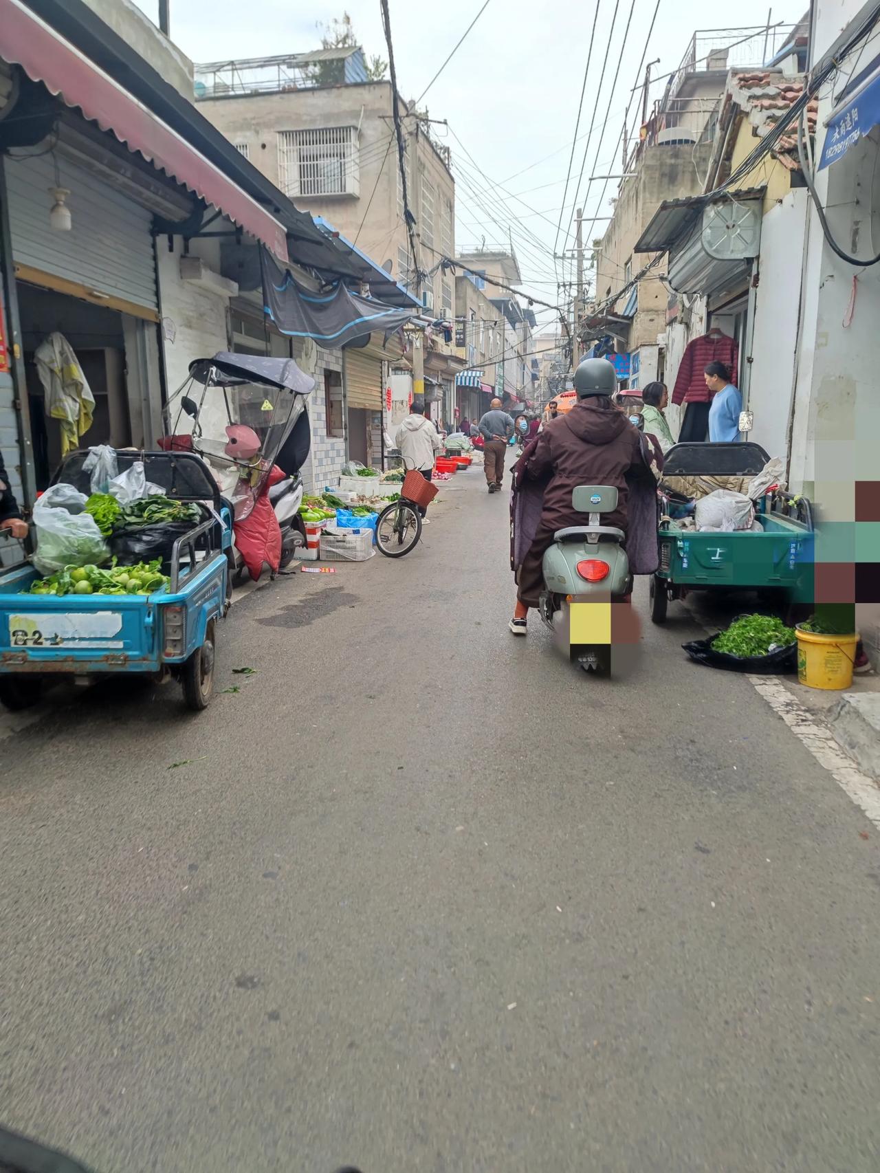 城中村以后不会拆了吧？

高楼大厦后面，有太多的这样的小巷子

这里面有太多的小