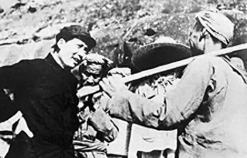 主席此役看似犯兵家大忌，却因独到判断反掌主动权，陈毅称唯有主席能如此！
1947
