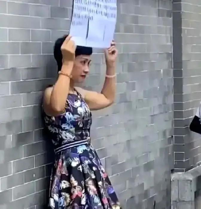 林女士举牌征婚，

七百万招男友，

结果竟养了条狗。

那天刷手机，看到个说顺