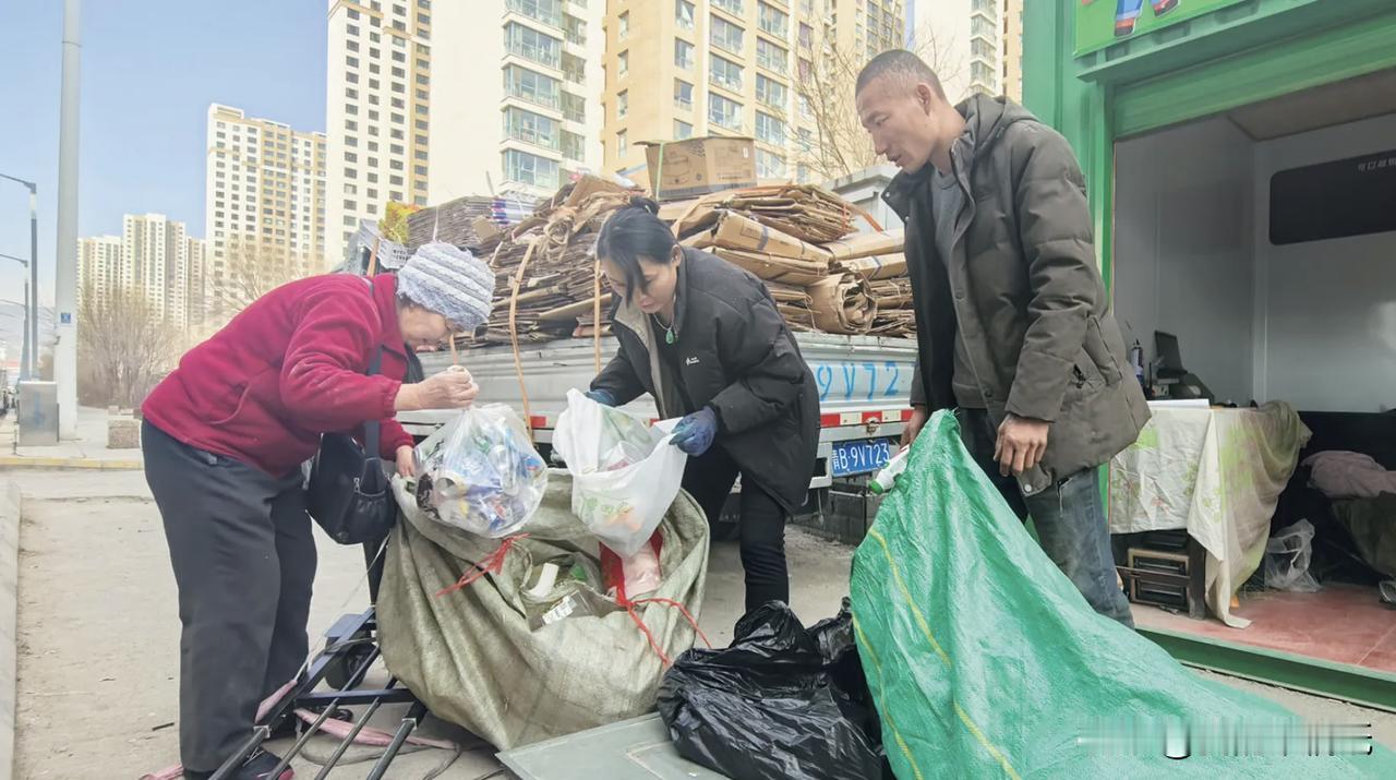 西宁设立20个便民废旧物品交投点，旧物变现当场给钱！

家里的纸盒子、塑料瓶、旧
