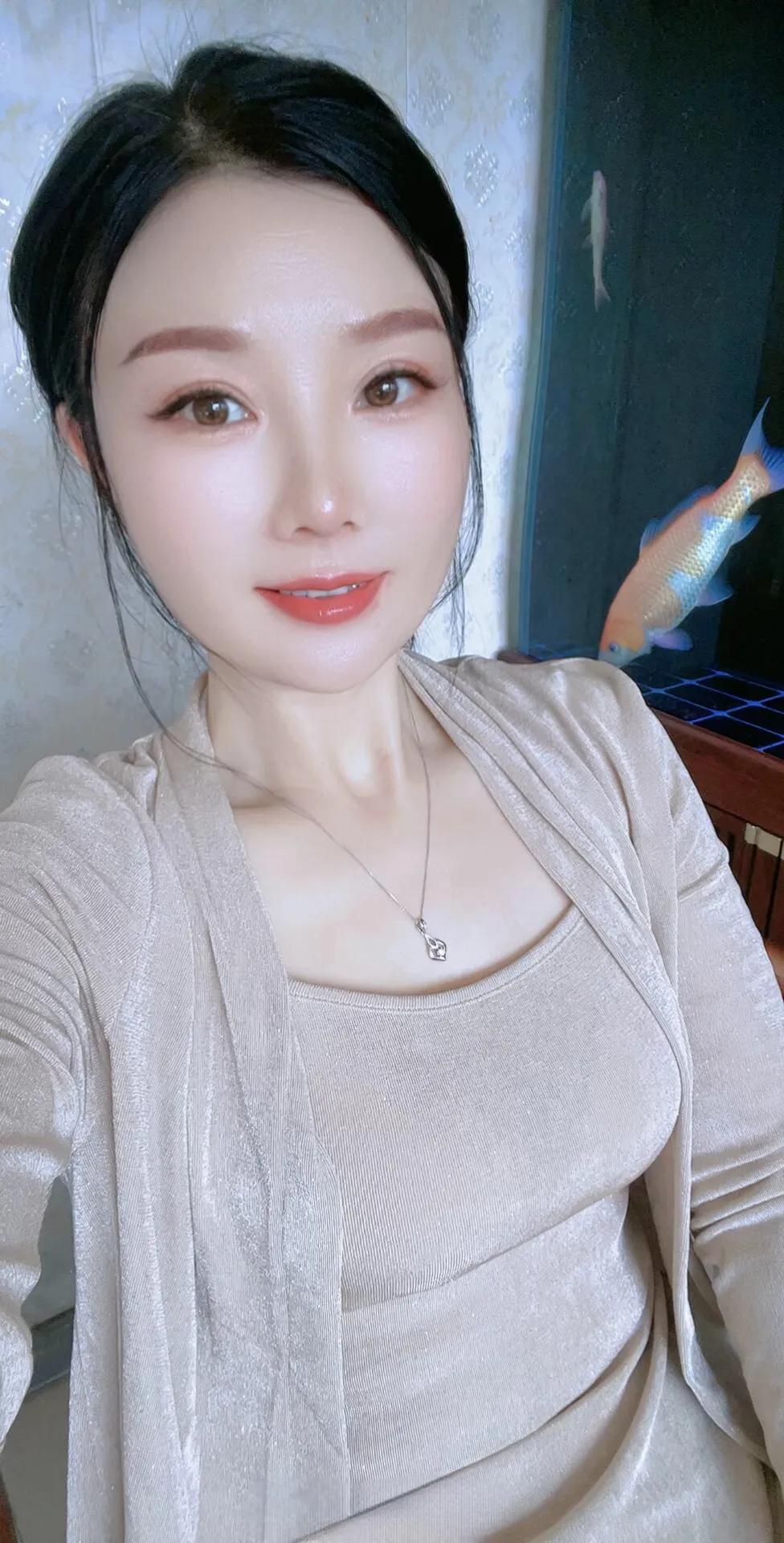 美少妇优雅自拍，温柔微笑，鱼儿相伴，静享时光。美美自拍 看看气质女神的穿着搭配吧