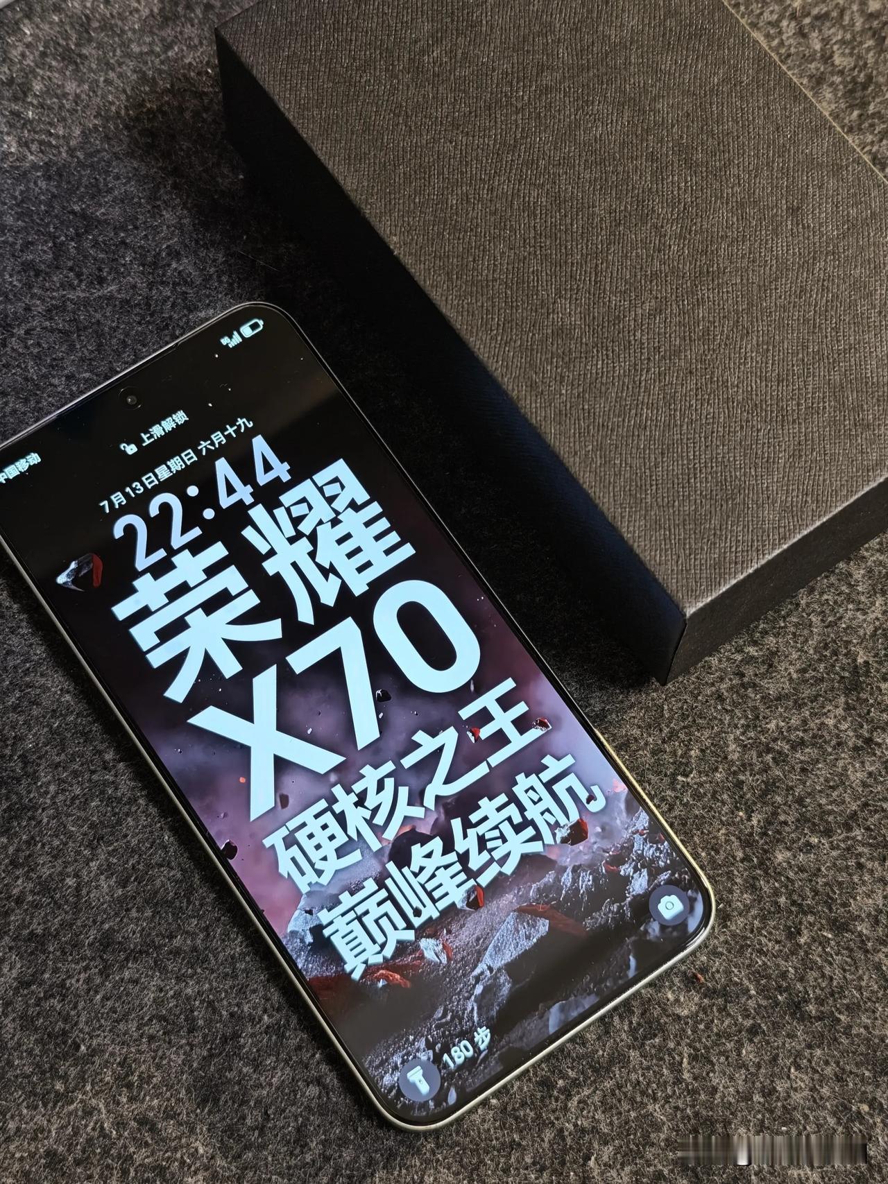 荣耀X70邀请函到了，听说很硬核，没想到盒子里真的是两颗“硬核”[笑哭]，纯金属