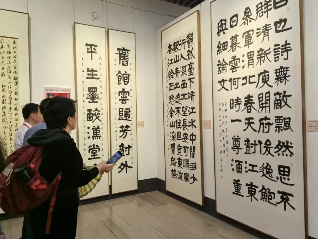 杜甫《春日忆李白》🌸
白也诗无敌，飘然思不群。
清新庾开府，俊逸鲍参军。
渭北