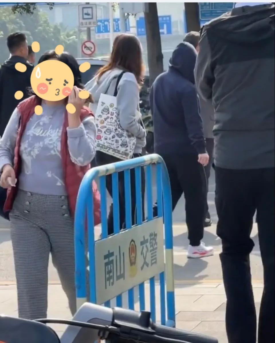 莎莎水灵灵的出现在了深圳街头。
莎莎下午参加活动，上午休息，所以和好姐妹们一起去