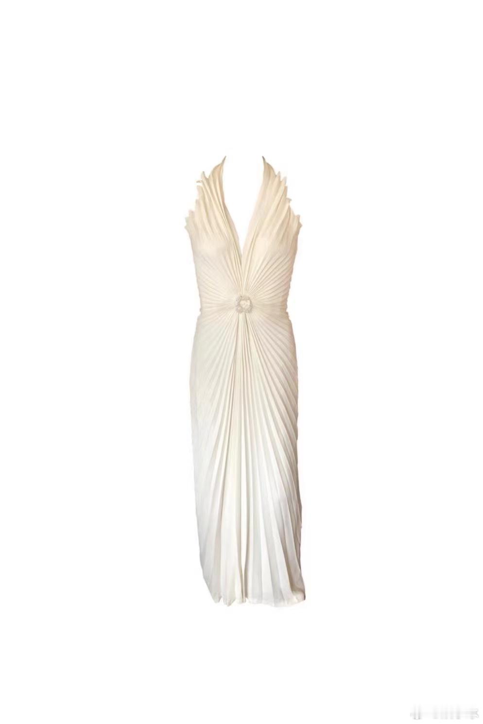  一身白色挂脖裙，不食人间烟火，关晓彤总是能够为我们带来这样的惊喜 ​​​