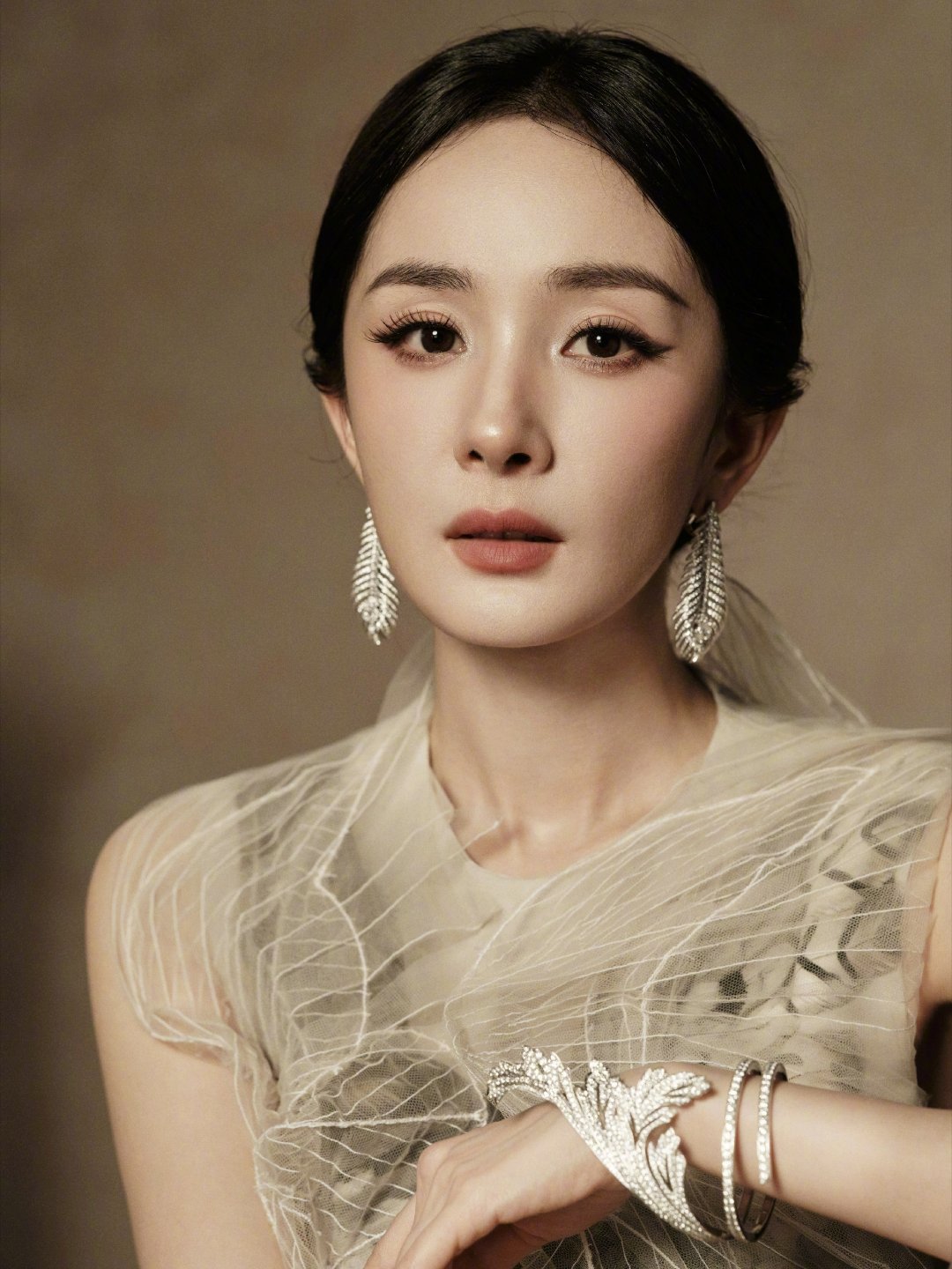 三美同框明星杨幂刘诗诗辛芷蕾合照 ​​​