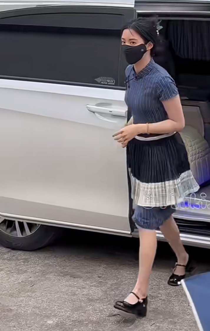 卢昱晓的穿搭我是真的不懂，奇奇怪怪的混搭…… ​​​