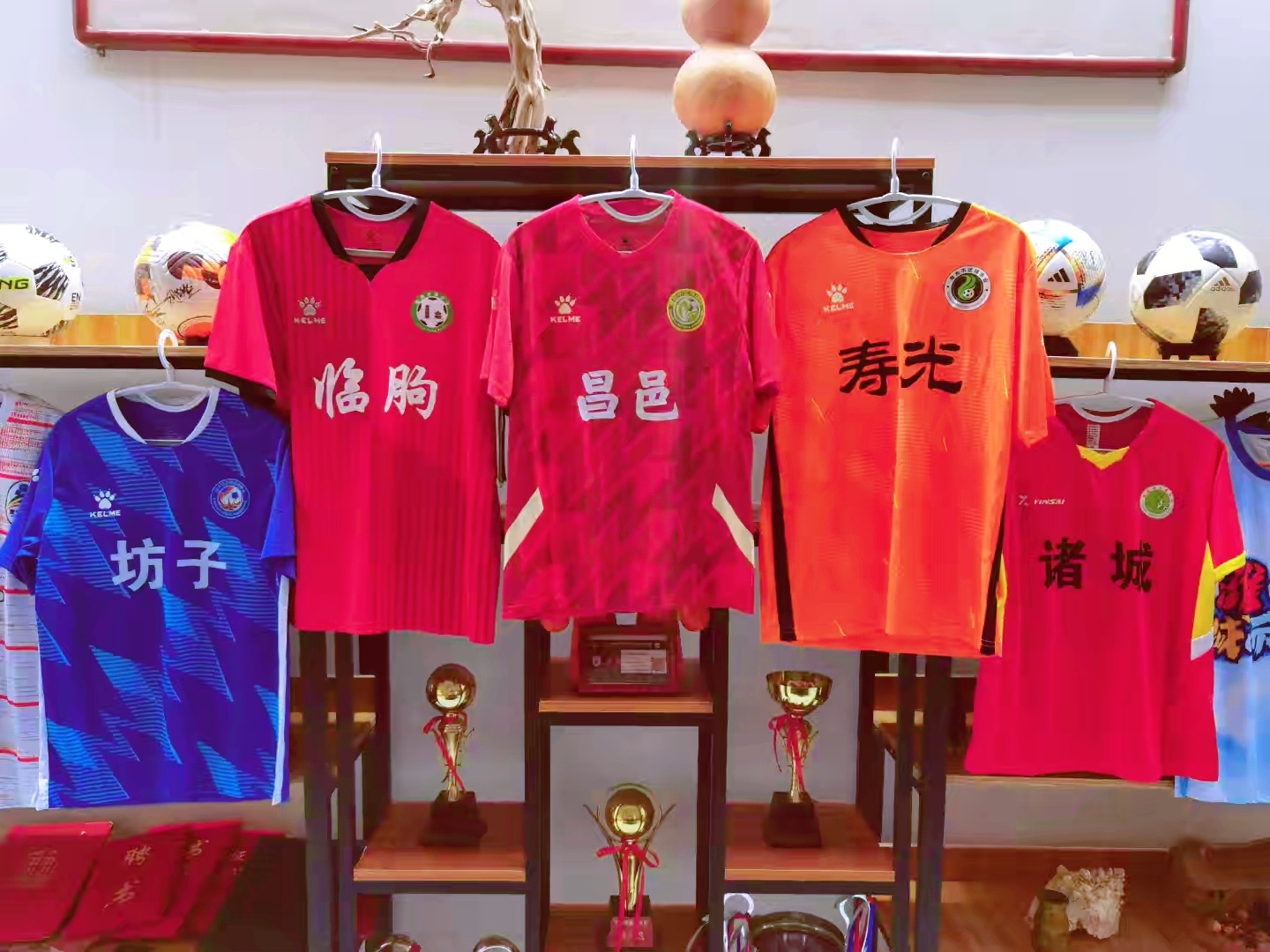 V超12队球衣、球迷服，中超10支球队围巾陆续就位了。鲁蜜之声会客厅 打造继续进