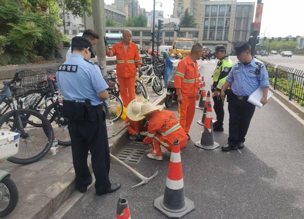 浙就很杭州遇见美好杭州【民有所呼，我有所应】近日，有市民不慎将黄金手串掉入井盖缝