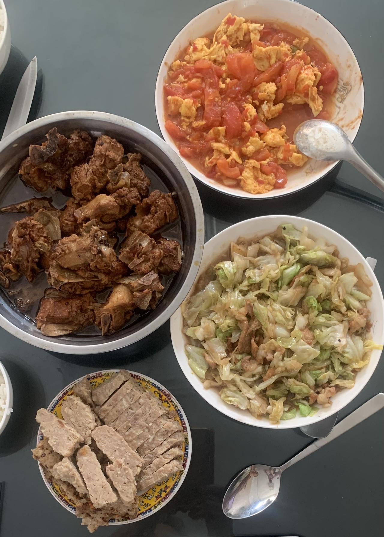 打卡今日晚餐
今天晚餐是这样吃的：只有四个菜，红烧排骨、番茄鸡炒蛋、白菜肉片、蒸