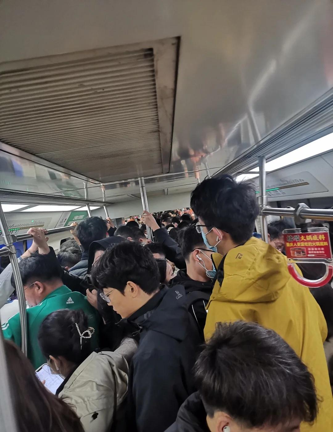 北京地铁金台路站，你就说人多不多吧北京地铁