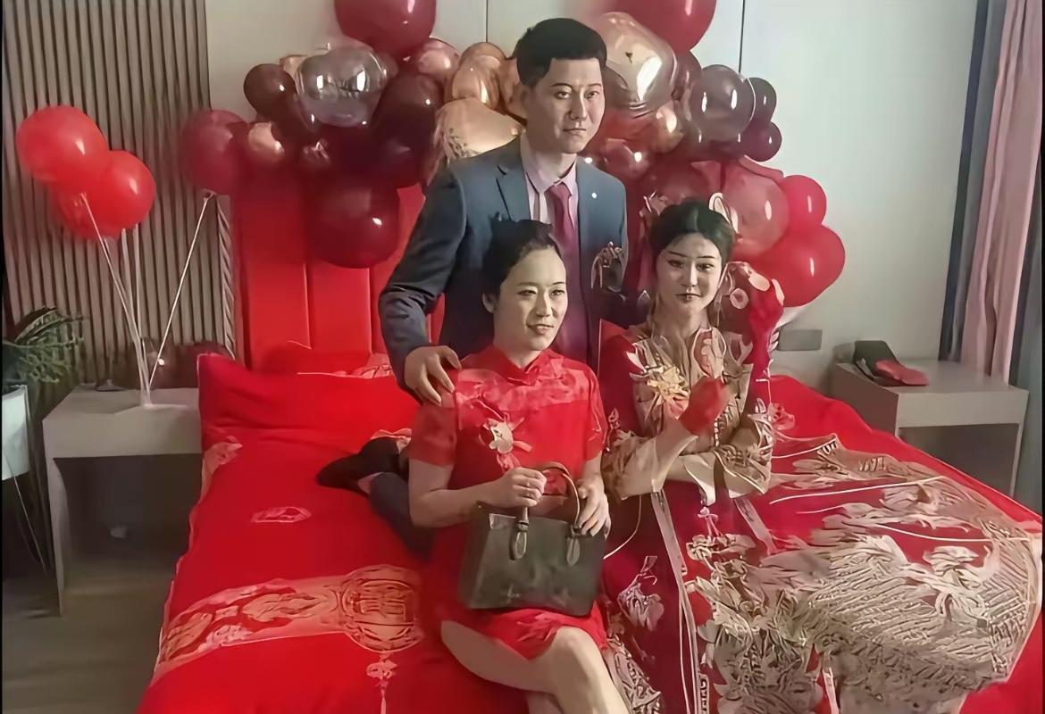 看到这幅图片，您会怎么看怎么想？
    是不是会认为这是一家的女儿出嫁，父母为