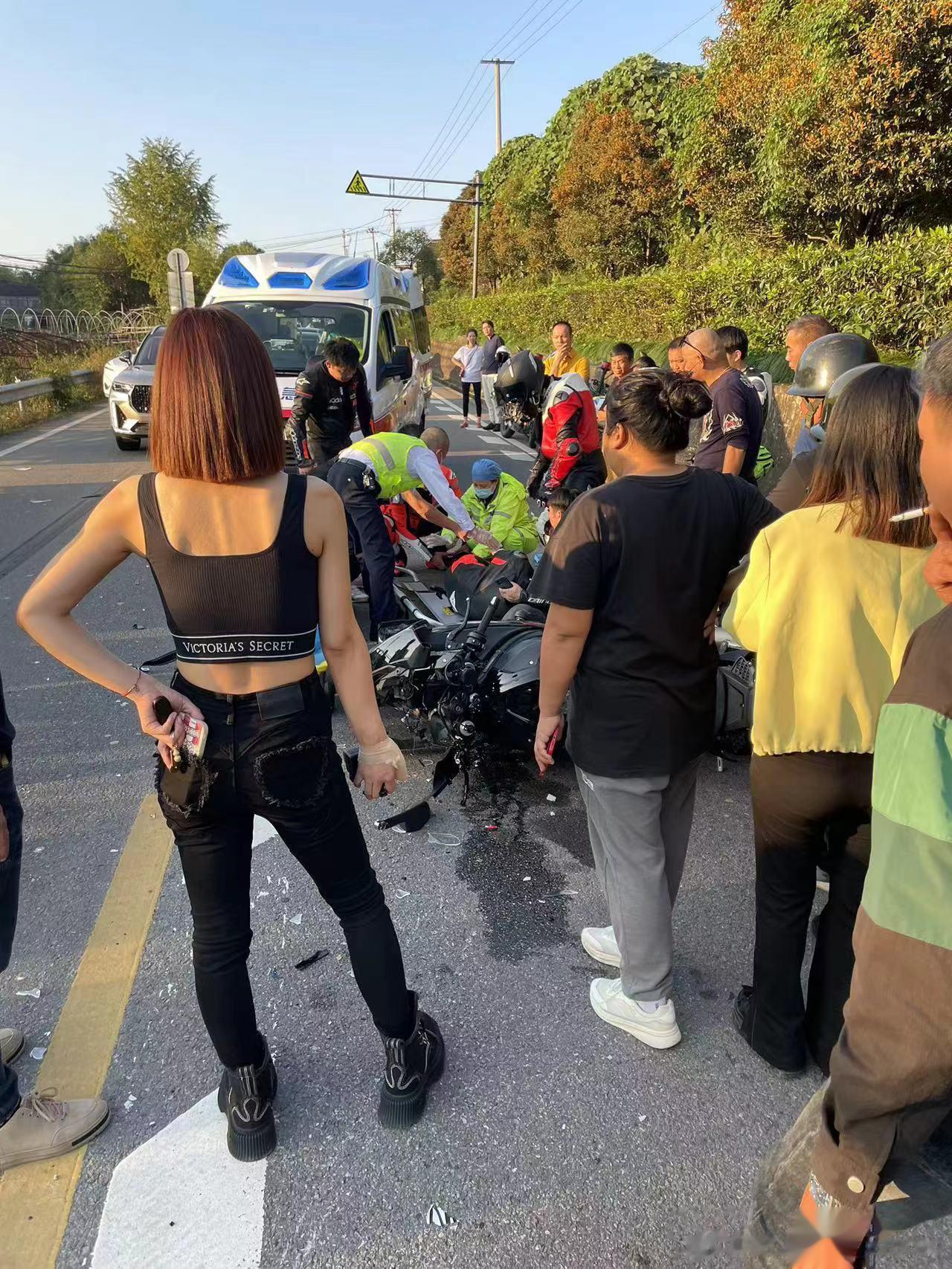 四明山又出现汽车摩托相撞事故[苦涩]看样子还是台路试车，不知道这是谁家的新车，目