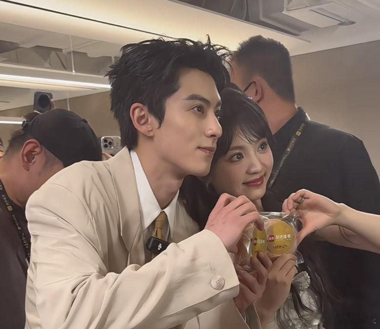 王鹤棣大眼配田曦薇大眼，如果他俩生孩子的话有没有卡姿兰那么大？哈哈哈 