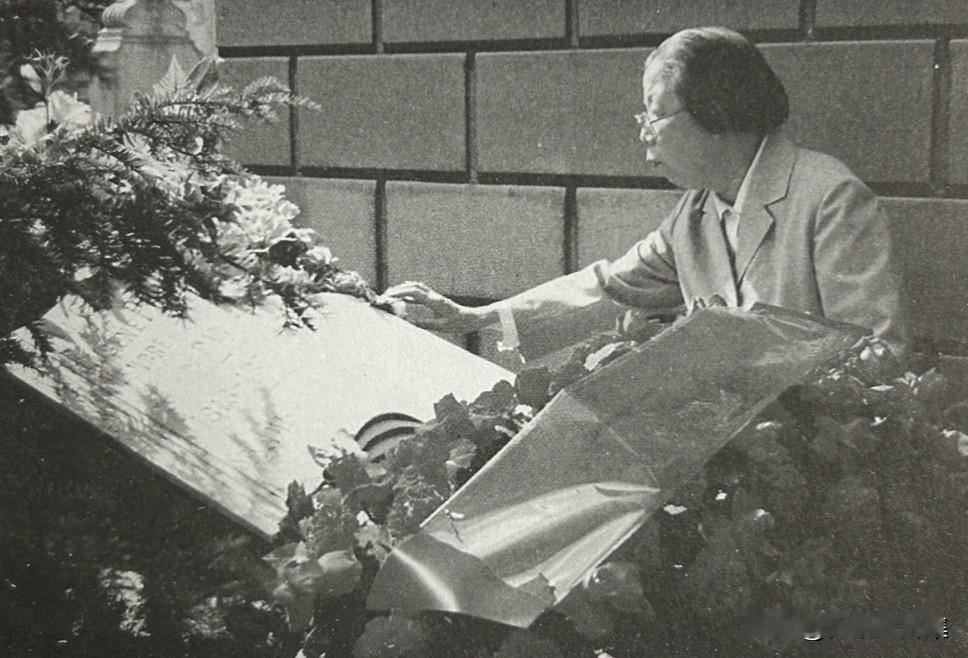 1980年6月，时任全国人大常委会副委员长邓颖超率团访问法国期间，专程前往欧仁·