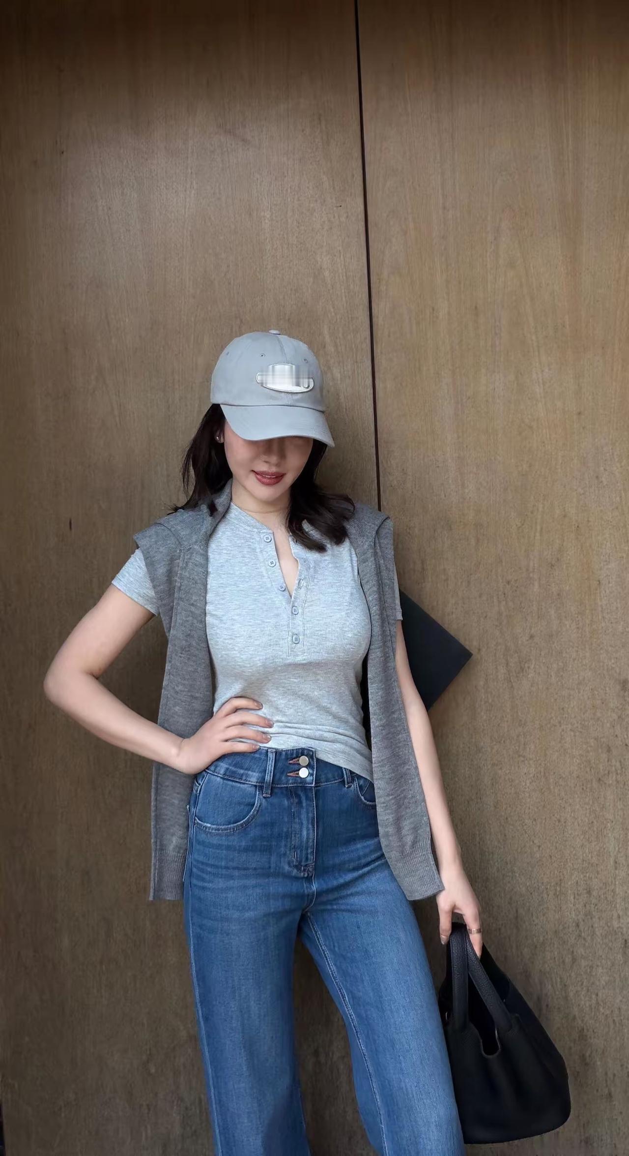 牛仔裤的经典休闲穿搭指南：灰色T恤+牛仔裤+棒球帽，轻松自在！👒👖👖活力四